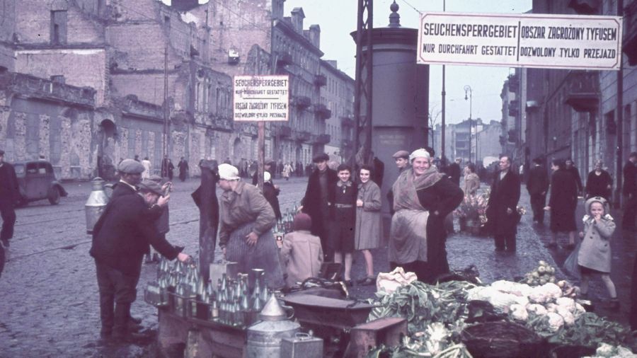Granica dzielnicy żydowskiej w Warszawie w styczniu 1940 roku. Fot. Hugo Jaeger/Timepix/The LIFE Picture Collection via Getty Images