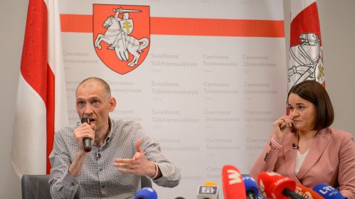 Бывший кандидат в президенты 2020 года и бывший политзаключенный Сергей Тихановский и его супруга, лидер демократических сил Светлана Тихановская во время пресс-конференции с участием шести политзаключенных, освобожденных 21 июня. Вильнюс, Литва. 22 июня 2025 года. Фото: Белсат