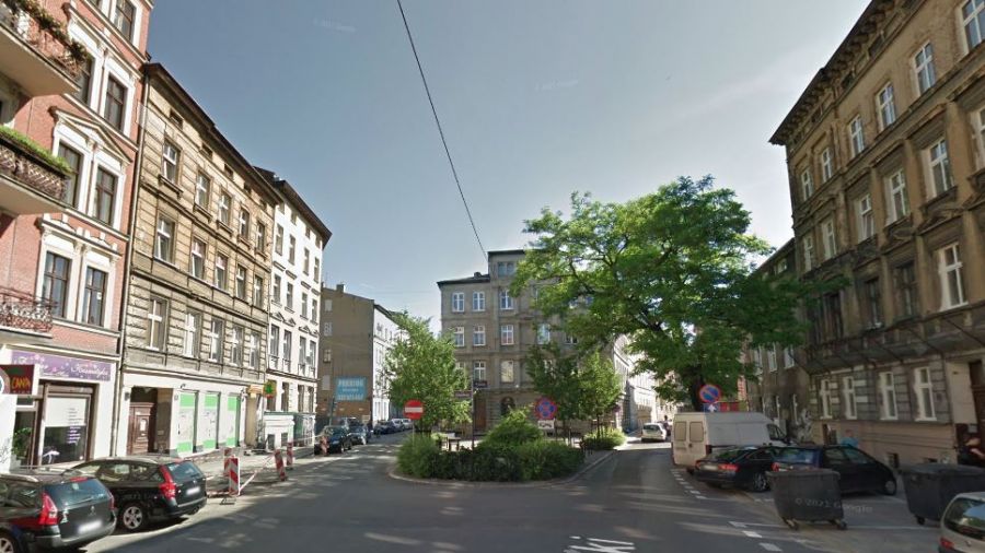 Zbieg ulic Rybaki i Strzałowej w Poznaniu - skwer Bohdana Smolenia - Wigilia ze Smoleniem - zamknięte ulice w Poznaniu (fot. sc/Google Street View)