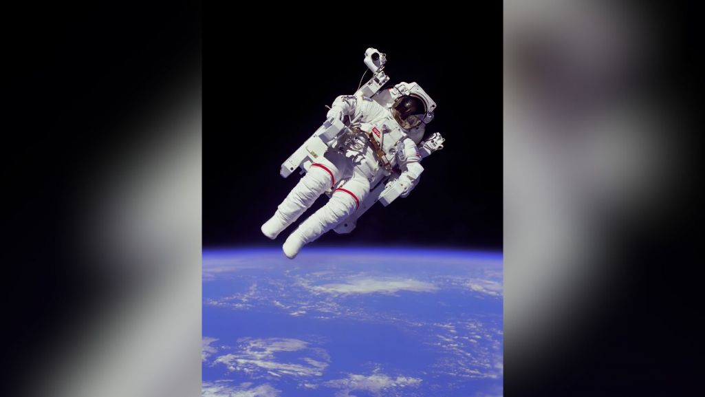 Bruce McCandless używa ręcznie sterowanej, napędzanej azotem załogowej jednostki manewrowej MMU. Fot. NASA