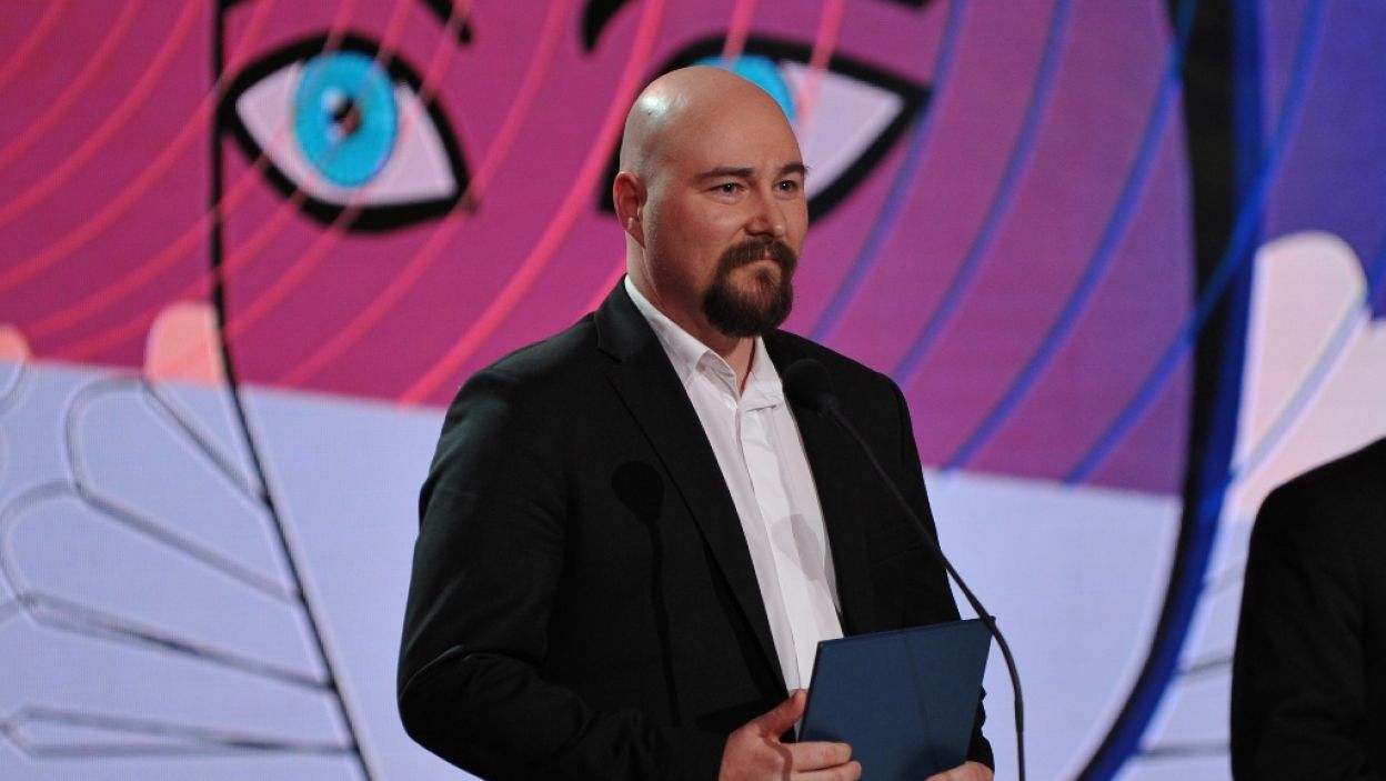 Wawrzyniec Kostrzewski reżyser spektaklu „Listy z Rosji”, który odebrał nagrodę za Piotra Adamczyka, na scenę wyszedł także w swoim imieniu. Artysta otrzymał nagrodę za reżyserię spektaklu Teatru Telewizji (fot. N. Młudzik/TVP)