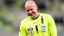 Szymon Marciniak mógł być zaskoczony, gdy PZPN zasugerował, że "fakt iż sędzia w opisywanych sytuacjach podjął taką a nie inną decyzję nie oznacza, że automatycznie została uznana przez UEFA za referencyjną/wzorcową a nie za np. akceptowalną lub błędną". (fot. Getty Images)