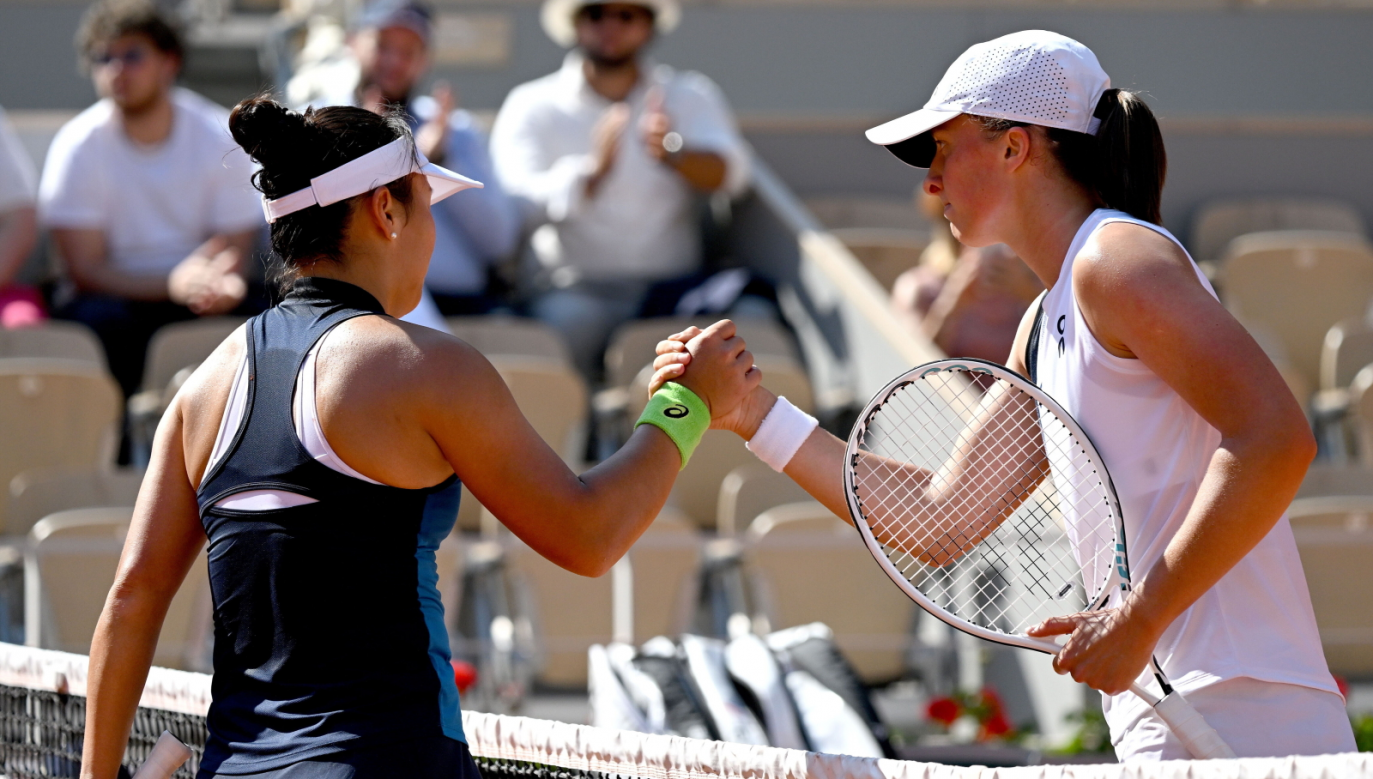 Iga Świątek (R) shakes hands at the net with Claire Liu (L) after winning their Womenss Singles 2nd Round match during the French Open Grand Slam tennis tournament at Roland Garros in Paris, France, June 1, 2023. Photo: PAP/EPA/CAROLINE BLUMBERG