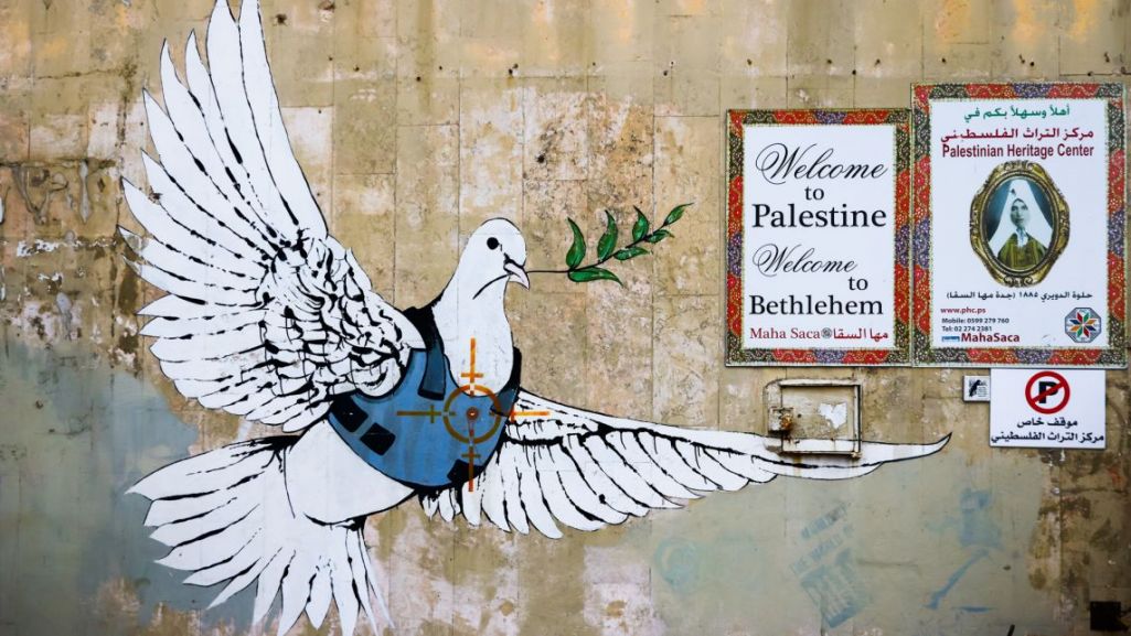 Banksy zyskał międzynarodową sławę po tym, jak w 2005 r. odwiedził Palestynę i wykonał tam kilka murali. Fot. JUSTIN TALLIS/AFP/ East News