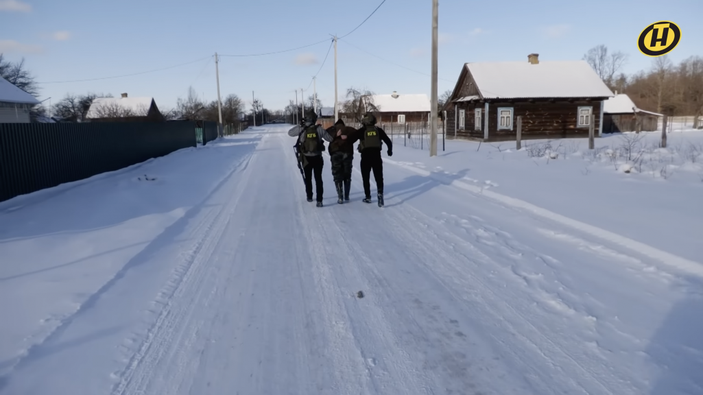 Затрыманне Уладзіміра Капузы. Кадр з фільму тэлеканалу ОНТ. (Скрыншот: Телеканал ОНТ / YouTube)
