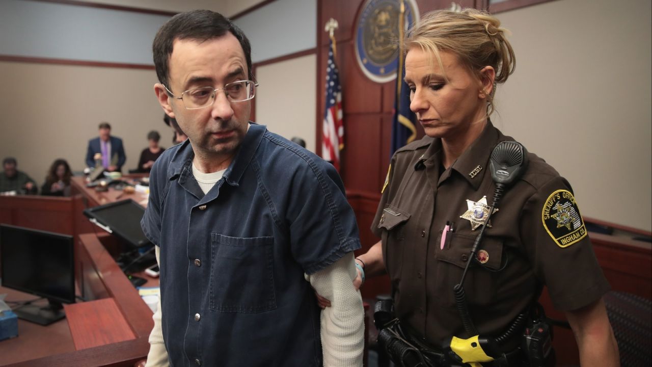Larry Nassar został dźgnięty nożem w więzieniu (fot. Getty).