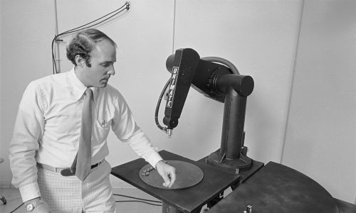 PUMA - Programmable Universal Machine for Assembly (Programowalna Uniwersalna Maszyna do Montażu). Ten robot - przemysłowy, jak i używany w lecznictwie - ma wszystkie podstawowe cechy i nieco powiększone wymiary ludzkiego ramienia. Prezentuje go w maju 1980 roku, czyli kilka lat przed medycznym zastosowaniem, jeden z tworców Mike McCraley. Fot. Gatty Images