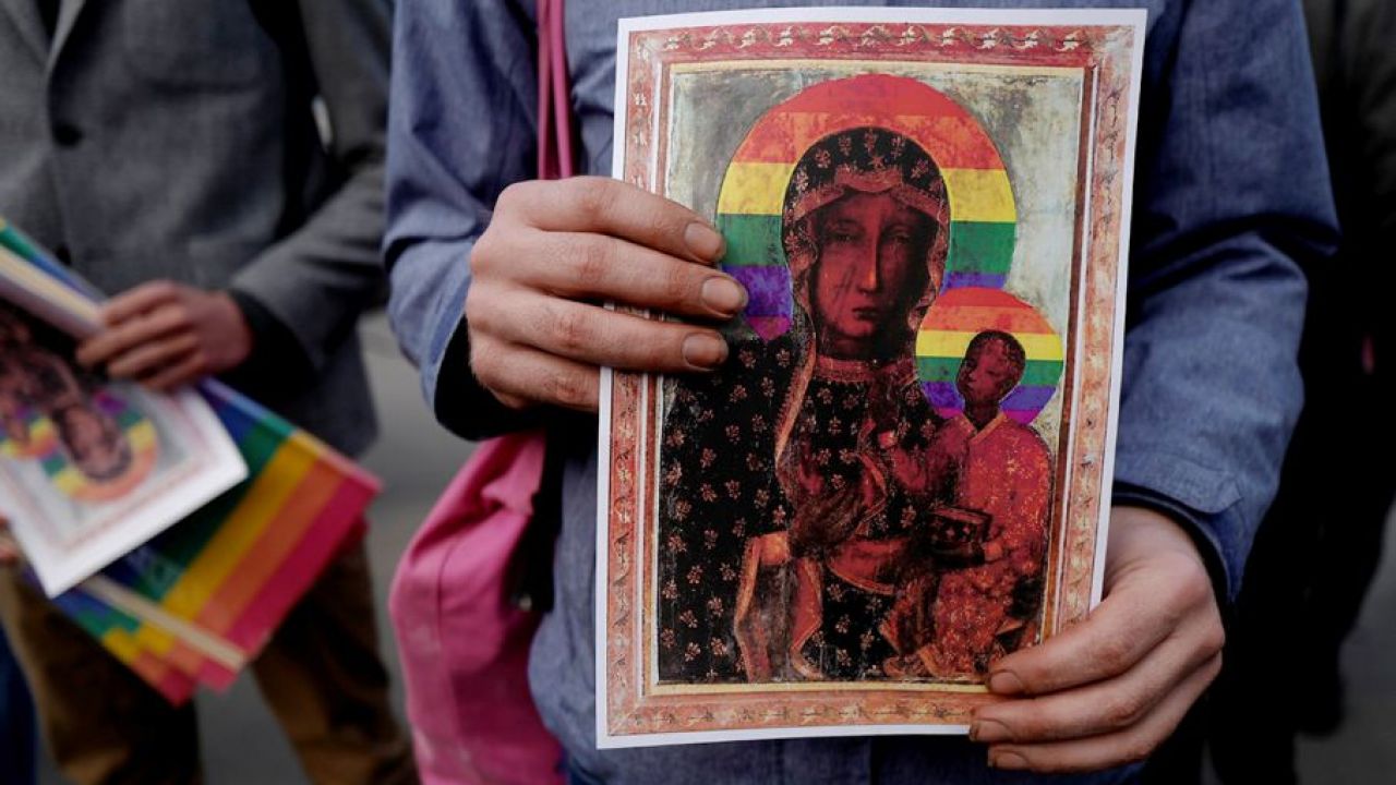 Blisko dwie trzecie Polaków zgadza się, że potrzebna jest reakcja państwa, gdy profanowane są ważne symbole religijne (fot. REUTERS/Kacper Pempel) Blisko dwie trzecie Polaków zgadza się, że potrzebna jest reakcja państwa, gdy profanowane są ważne symbole religijne (fot. REUTERS/Kacper Pempel)