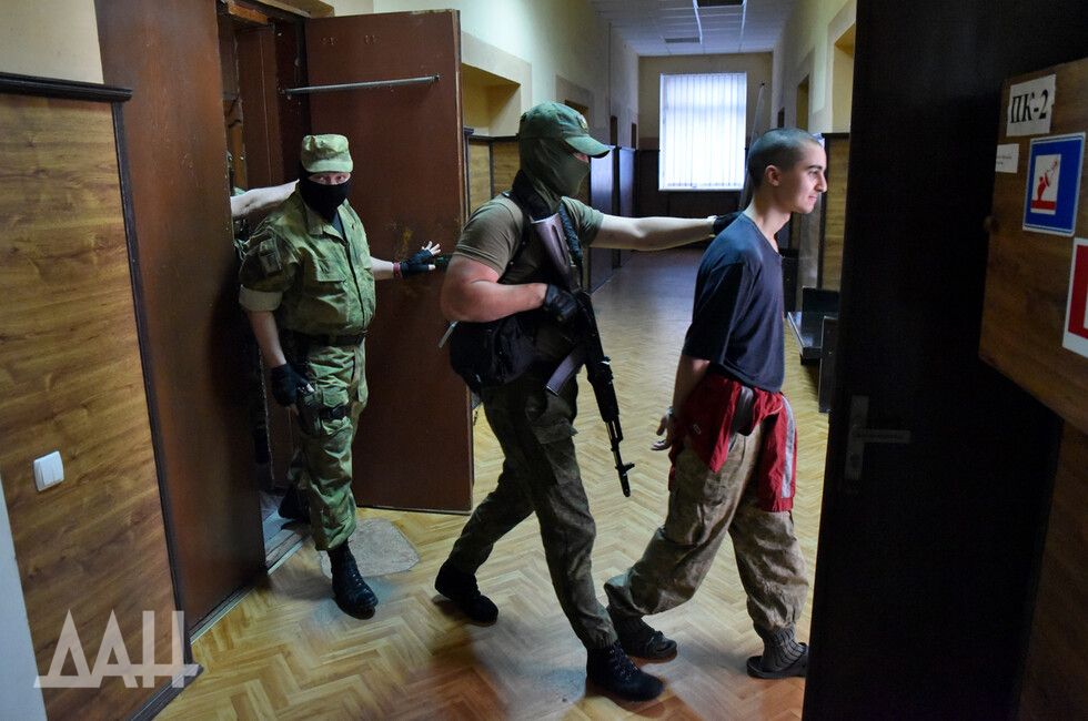 Палонныя на «судзе» ў «ДНР». Данецк, Украіна. 9 чэрвеня 2022 года. (Фота: dan-news.info)