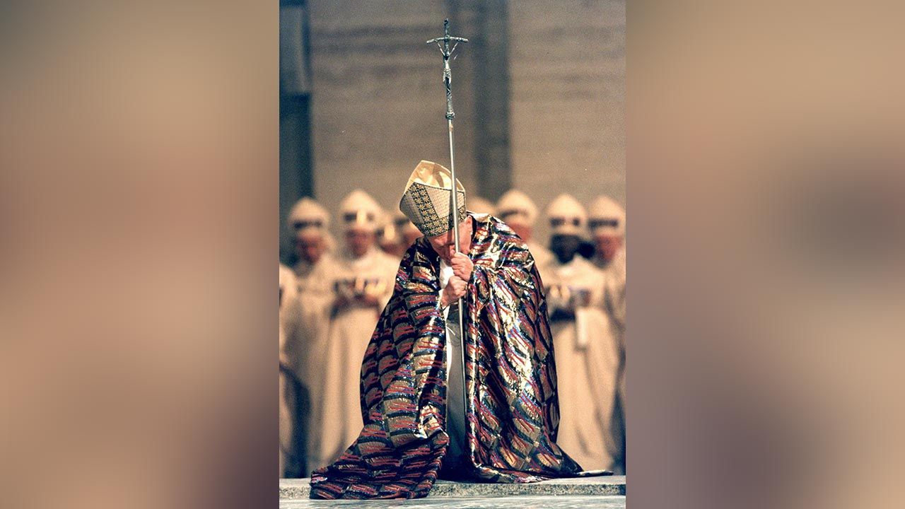 Papież Jan Paweł II otwiera drzwi Bazyliki św. Piotra podczas Jubileuszu Tysiąclecia, Rzym, 1999.(fot. Grzegorz Gałązka /Sipa Press/East News) Papież Jan Paweł II otwiera drzwi Bazyliki św. Piotra podczas Jubileuszu Tysiąclecia, Rzym, 1999.(fot. Grzegorz Gałązka /Sipa Press/East News)