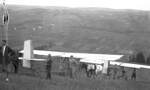 Szkoła szybowcowa w Bezmiechowej. Szybowce ciągnięte przez zaprzęgi konne na miejsce startu. Czerwiec 1932. Fot. NAC/IKC, sygn. 1-S-3047-27