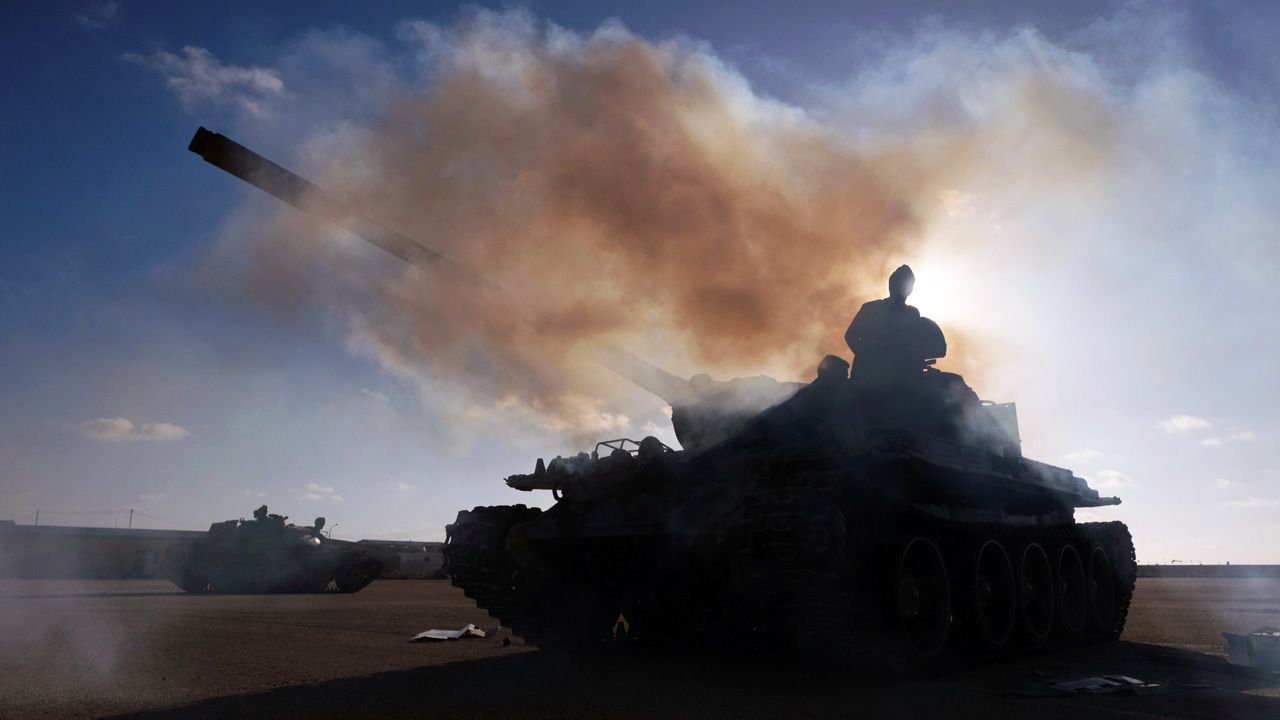 W walkach o Trypolis zginęło już ponad sto osób (fot. REUTERS/Esam Omran Al-Fetori)