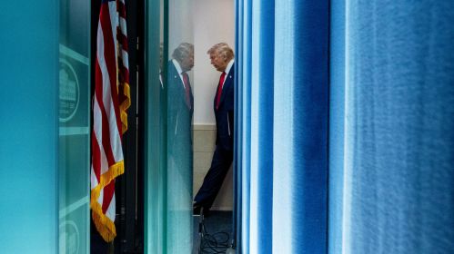 Прэзідэнт Дональд Трамп прыбыў для размовы з журналістамі ў Белы дом. Вашынгтон, ЗША. 11 жніўня 2025 года. Здымак мае ілюстрацыйны характар. Фота: Alex Brandon / AP Photo / East News