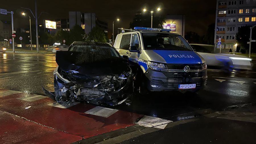 Poznań: wypadek, zderzenie z radiowozem, Hetmańska, Rolna (fot. Aleksandra Herudzińska)