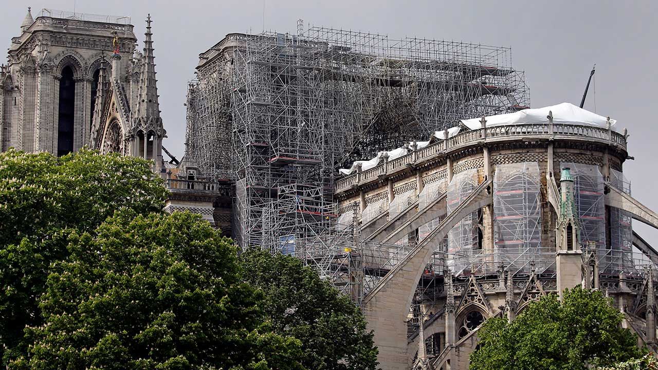 Prezydent Francji i mer Paryża mają odmienne wizje na rekonstrukcję katedry Notre-Dame (fot. Chesnot/Getty Images) Prezydent Francji i mer Paryża mają odmienne wizje na rekonstrukcję katedry Notre-Dame (fot. Chesnot/Getty Images)