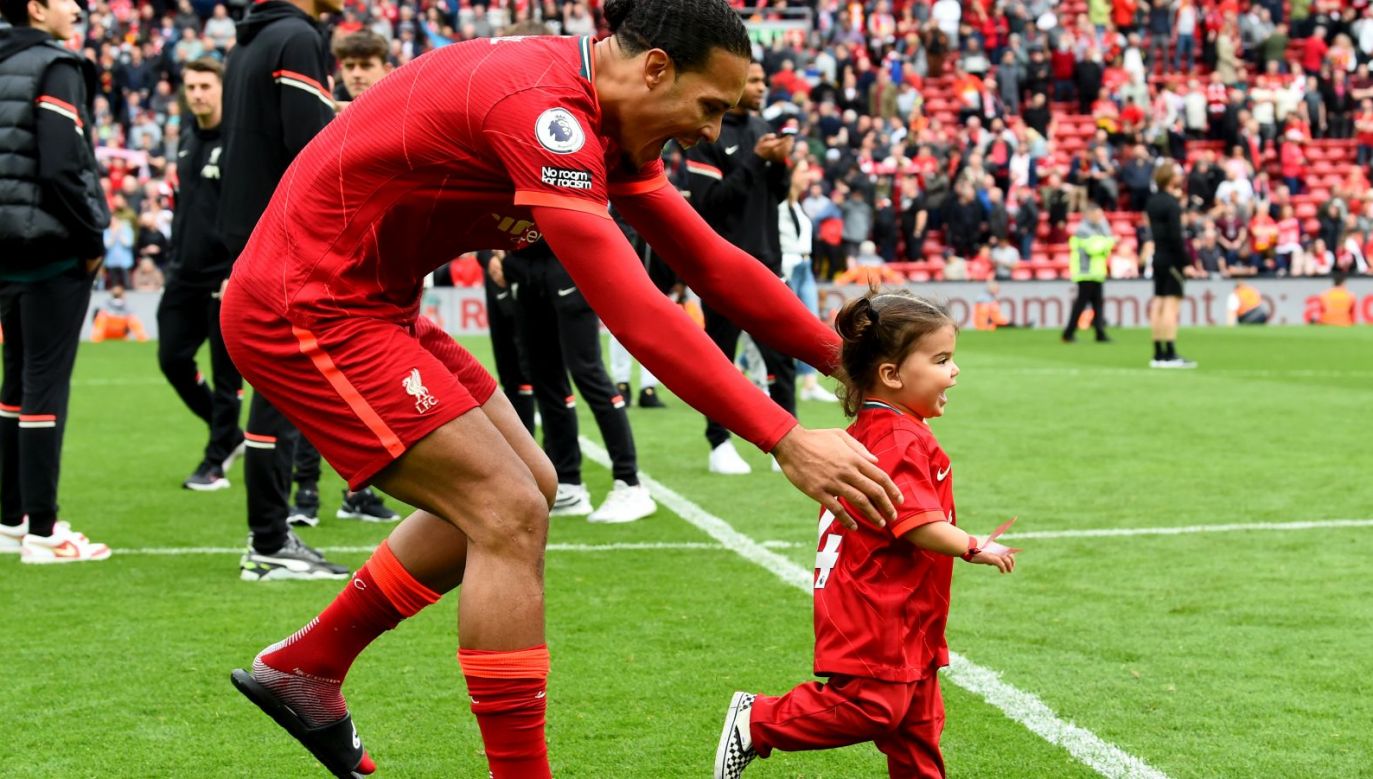 Virgil van Dijk zakończenie Premier League świętował z dziećmi (fot. Getty Images)