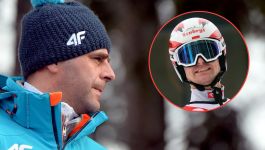 Robert Mateja ocenił, co jest obecnie największym problemem Andrzeja Stękały (fot. PAP) W zimowej scenerii, wśród wirujących płatków śniegu, Robert Mateja stoi skupiony, z radiem przy ustach, przekazując instrukcje lub analizując sytuację. Ubrany w biało-czarną kurtkę z logo „4F” wygląda jak człowiek, który przez lata pracy nauczył się chłodnej precyzji i odpowiedzialności. Jego twarz, częściowo zasłonięta czapką, zdradza doświadczenie i refleksję — jakby właśnie w tej chwili mierzył się nie tylko z warunkami atmosferycznymi, ale i z bilansem własnej drogi zawodowej (fot. PAP/Grzegorz Momot)