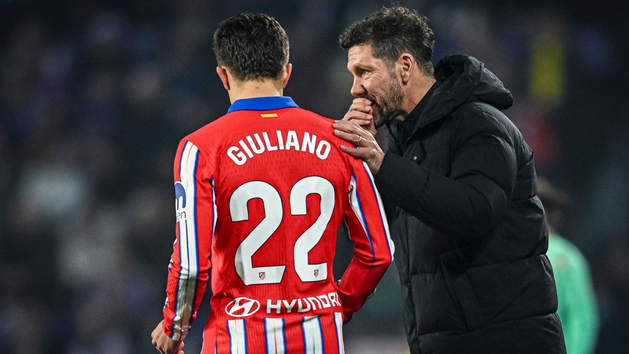 Giuliano jest pierwszym z synów Diego Simeone, którego prowadzi ojciec (fot. Getty)
