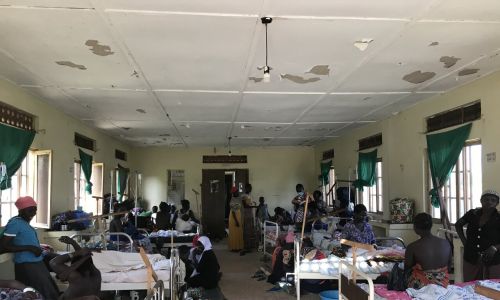 W ugandyjskim szpitalu w Midigo, dokąd trafiła żona Angelo z niemowlakami, brak wszystkiego