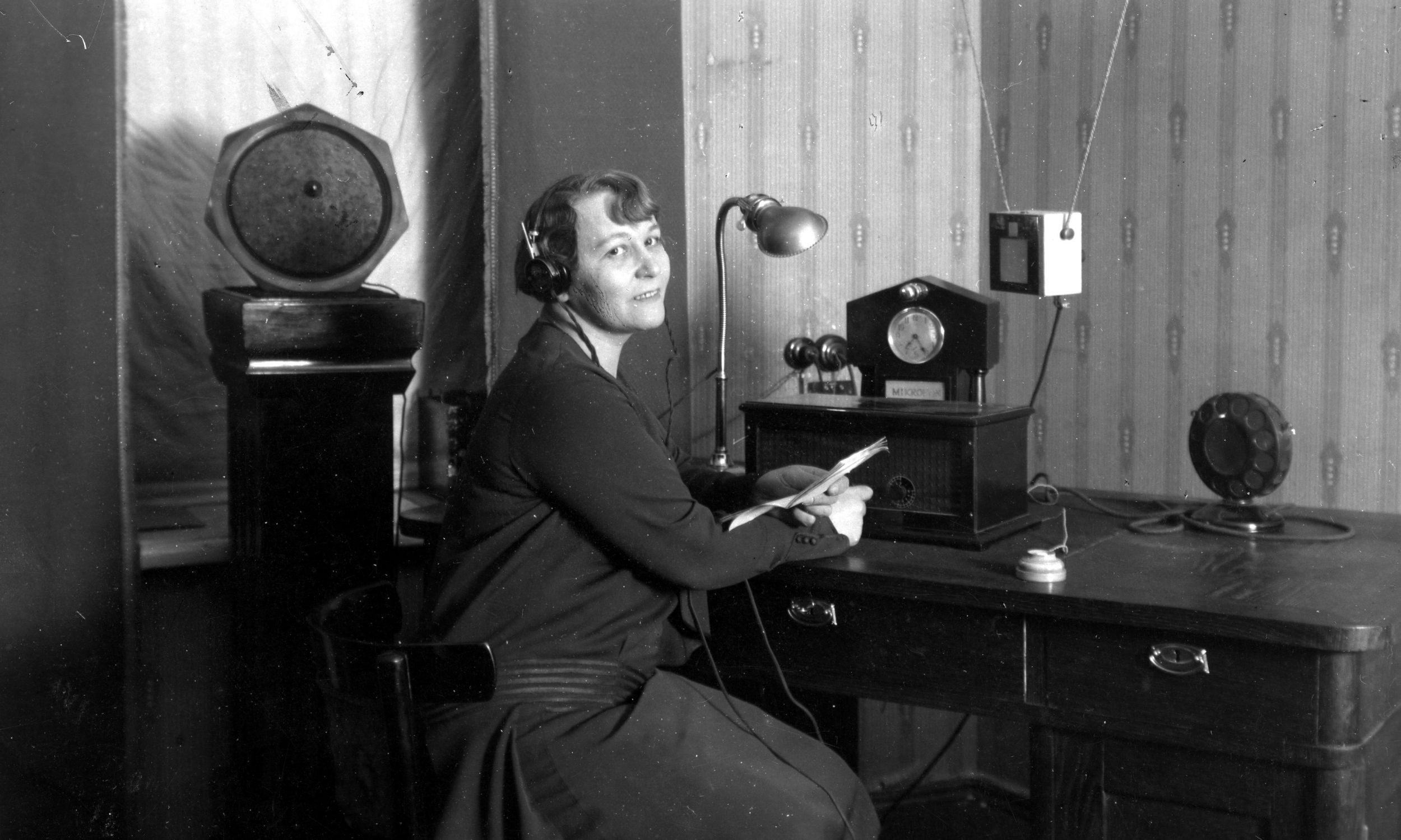 W latach 20. XX wieku radio było w Wilnie  jedynym źródłem kultury muzycznej. Na zdjęciu: personel rozgłośni Halina Hohendlinger. Fot. Żyliński Wacław/IKC/NAC