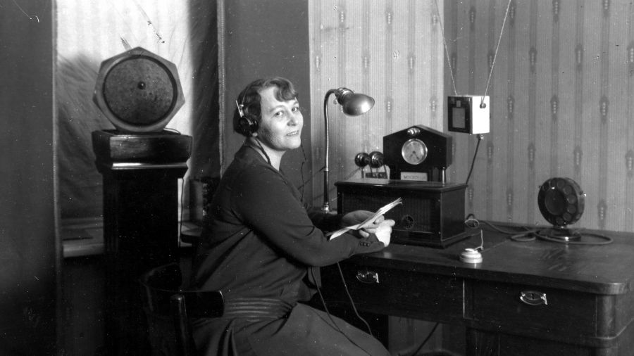 W latach 20. XX wieku radio było w Wilnie  jedynym źródłem kultury muzycznej. Na zdjęciu: personel rozgłośni Halina Hohendlinger. Fot. Żyliński Wacław/IKC/NAC