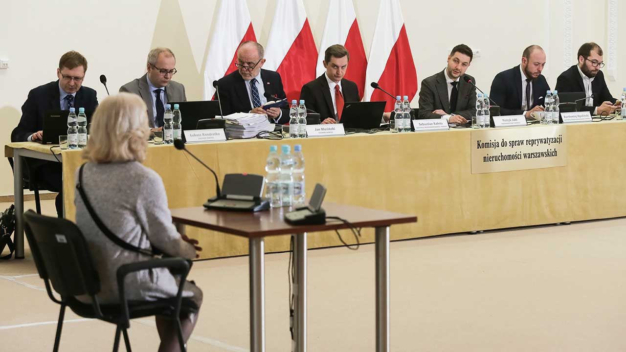 Zeznania byłych mieszkańców zreprywatyzowanych mieszkań przed komisją reprywatyzacyjną (fot. PAP/Wojciech Olkuśnik) Zeznania byłych mieszkańców zreprywatyzowanych mieszkań przed komisją reprywatyzacyjną (fot. PAP/Wojciech Olkuśnik)