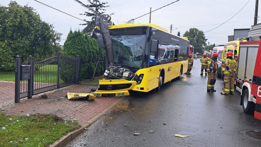 Na miejscu pracują służby, a policjanci ustalają okoliczności zdarzenia. Fot. Policja Tarnowskie Góry