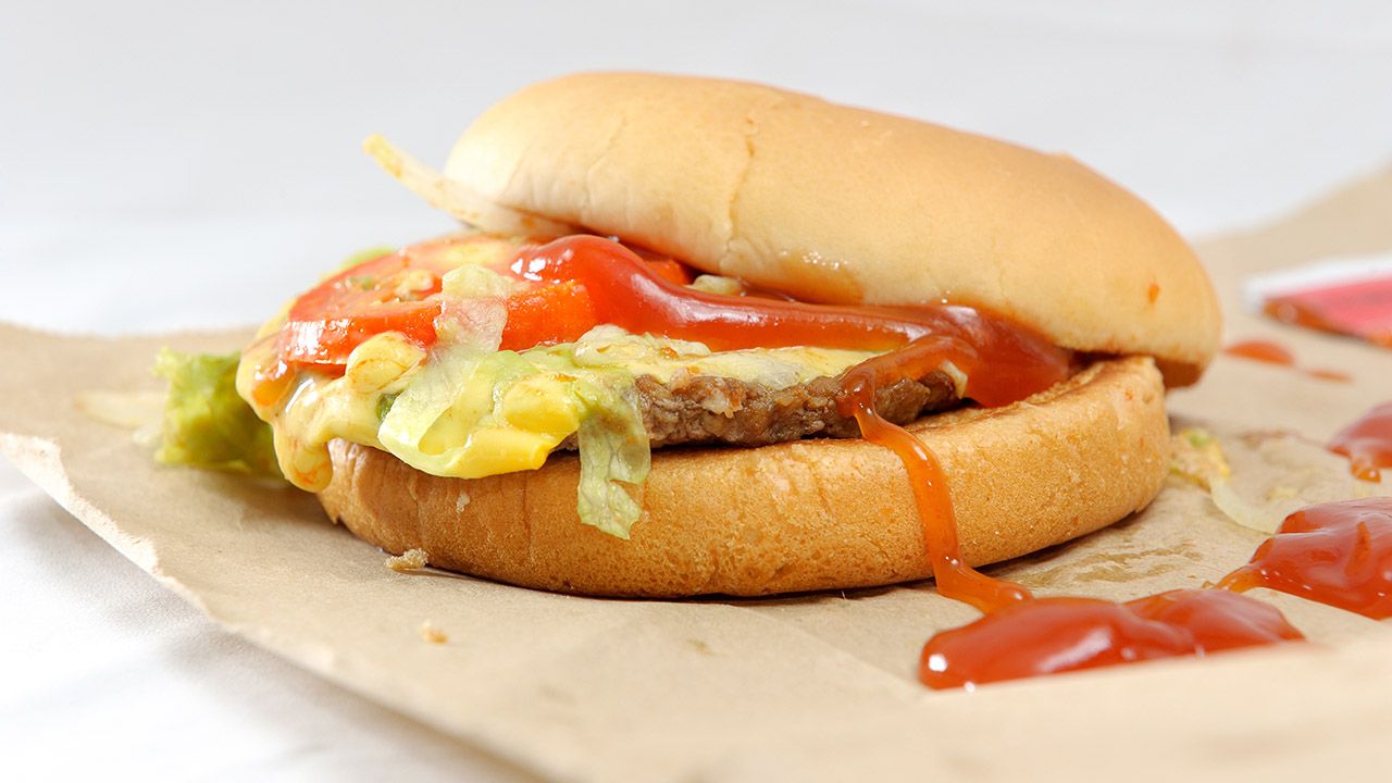 Jemy coraz więcej fast foodu. To fatalnie wpływa na wątrobę (fot. Shutterstock/Nor Gal) Jemy coraz więcej fast foodu. To fatalnie wpływa na wątrobę (fot. Shutterstock/Nor Gal)