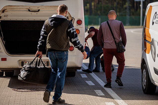 Аўтобус, які едзе з Беларусі ў Літву. (Фота: LRT)