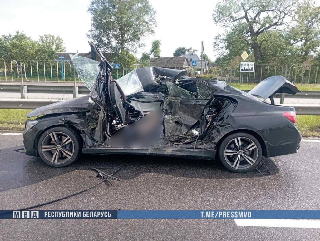 Аўтамабіль BMW сутыкнуўся са школьным аўтобусам. (Фота: pressmvd / Telegram)