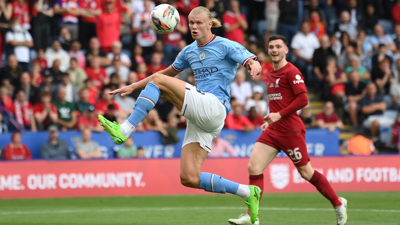 Erling Haaland i Andy Robertson