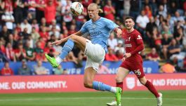 Erling Haaland i Andy Robertson