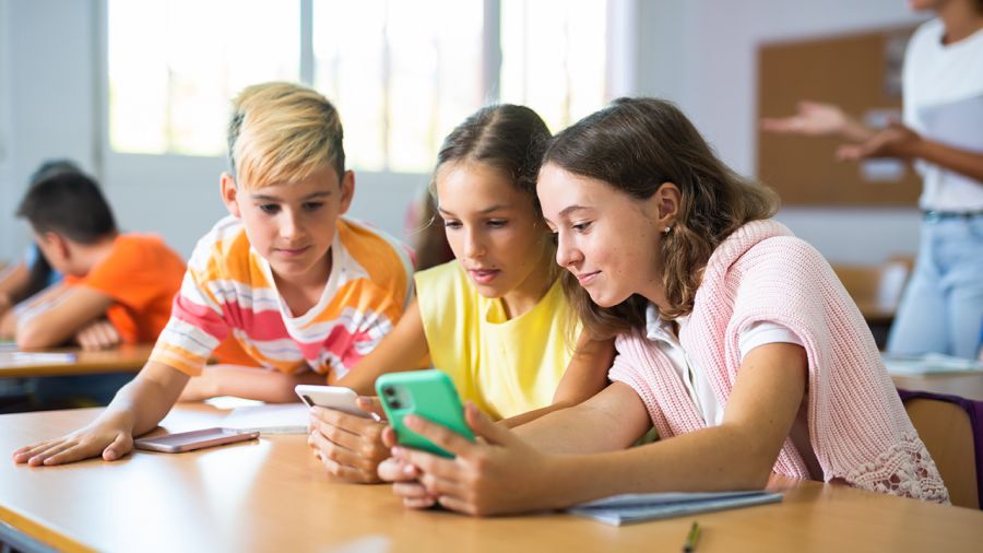 Korzystanie z telefonów w szkołach może przejść do historii w wielu krajach (fot. Shutterstock/BearFotos)