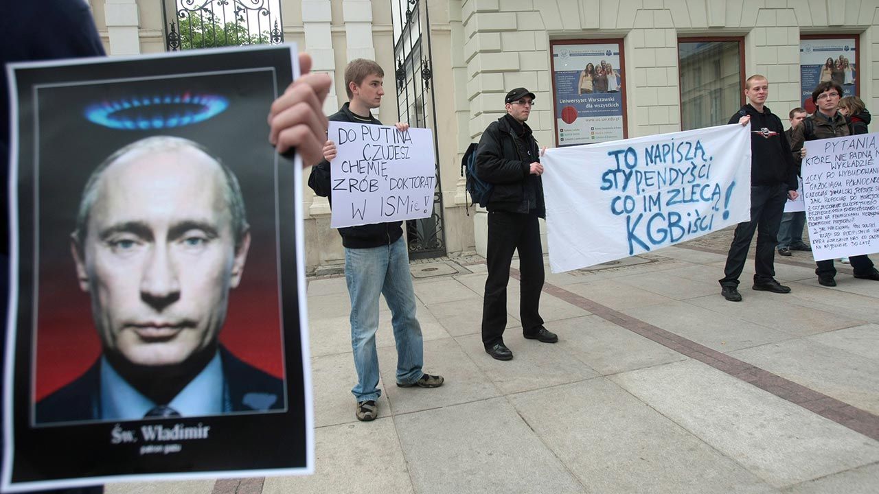 Maj 2010 r. – protest przeciwko stypendiom fundowanym przez koncern Gazprom (fot. PAP/Leszek Szymański)