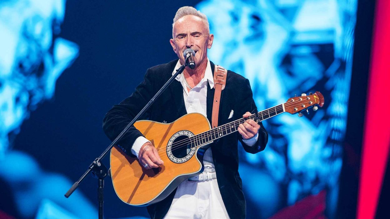 Zbigniew Guzowski zaprezentował się w Sing offie z utworem „Have You Ever Seen the Rain”, wzbogacając występ grą na gitarze elektroakustycznej. Fot. Waldemar Kompała/ TVP