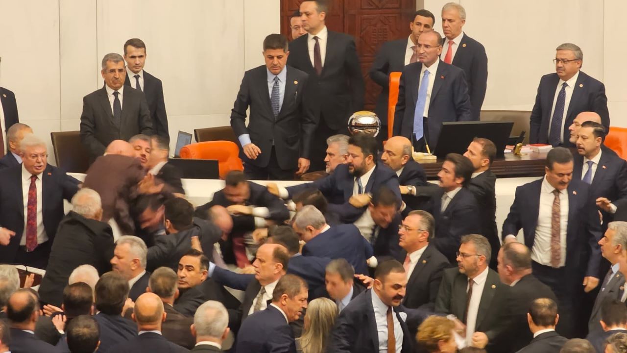 Bijatyka w parlamencie. Zaprzysiężenie ministra zamieniło się w awanturę