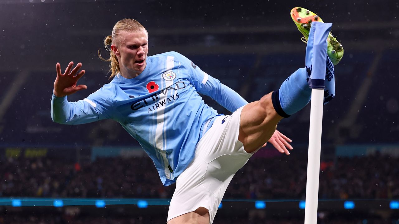 Erling Haaland w koszulce Manchesteru City świętujący gola w meczu z Liverpoolem. Drużyna Pepa Guardioli pokonała 3:0 drużynę Arne Slota i awansowała na drugie miejsce w Premier League (fot. Getty Images)