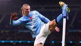 Erling Haaland w koszulce Manchesteru City świętujący gola w meczu z Liverpoolem. Drużyna Pepa Guardioli pokonała 3:0 drużynę Arne Slota i awansowała na drugie miejsce w Premier League (fot. Getty Images)