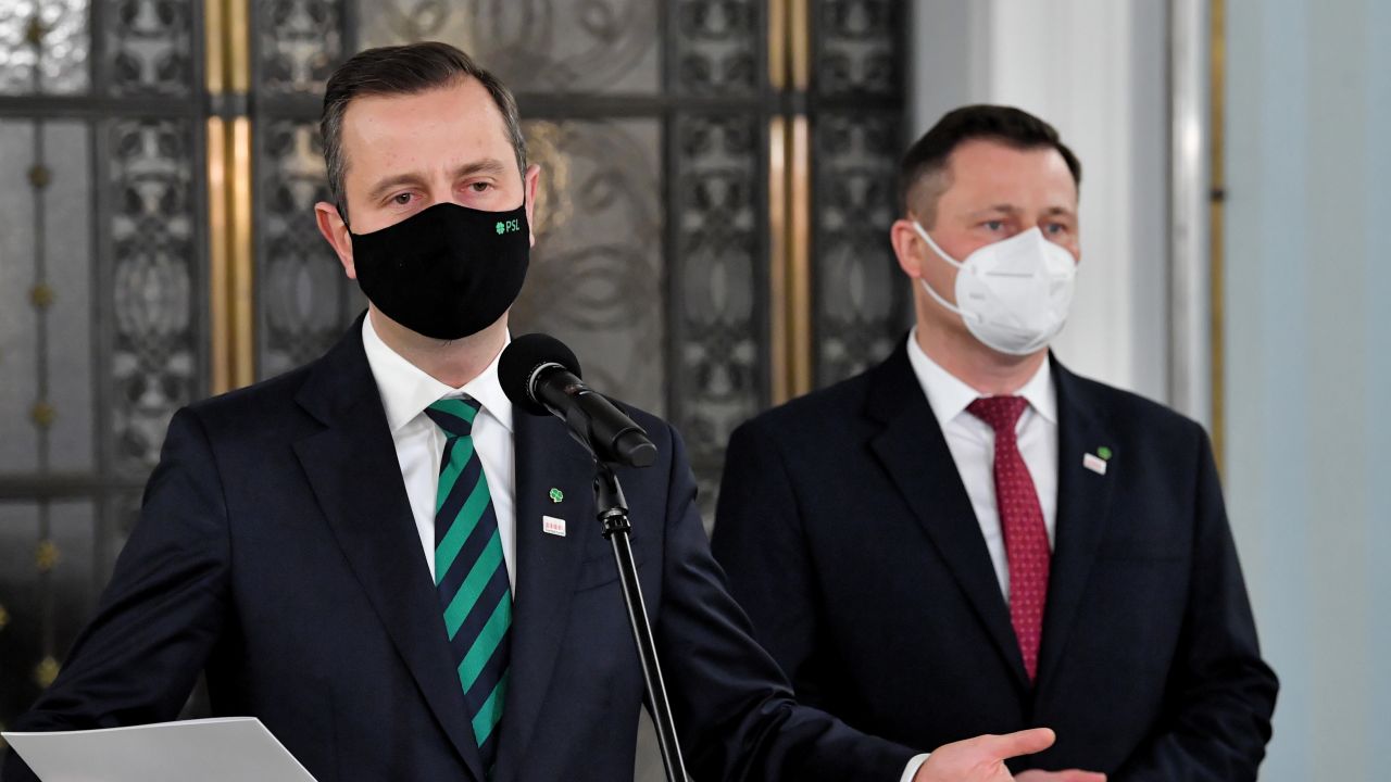 Władysław Kosiniak-Kamysz i Krzysztof Paszyk. Spór o Fundusz Odbudowy teraz w Senacie (fot. PAP/Radek Pietruszka) Władysław Kosiniak-Kamysz i Krzysztof Paszyk. Spór o Fundusz Odbudowy teraz w Senacie (fot. PAP/Radek Pietruszka)