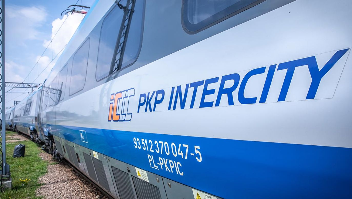 W zaktualizowanej wersji aplikacji PKP Intercity użytkownicy zyskali możliwość pobrania biletu na telefon w wersji PDF (fot. Shutterstock/Marcin Kadziolka)