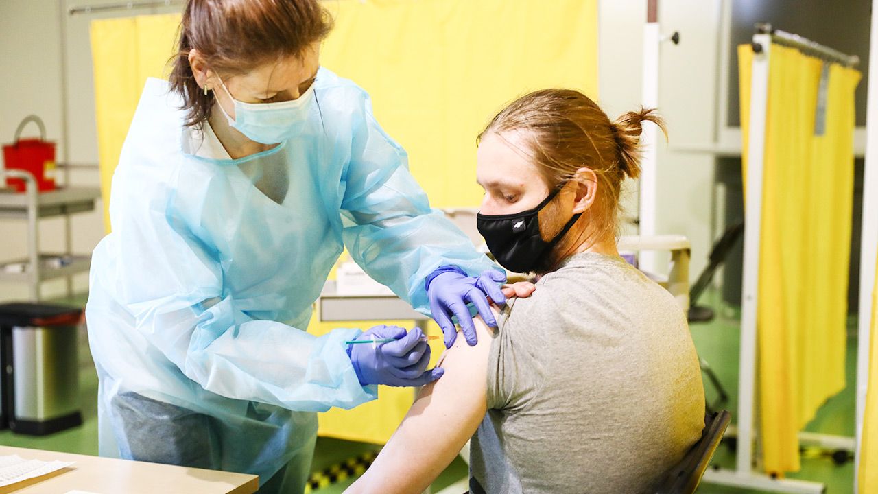 Doktor Michał Sutkowski podkreśla, że już teraz mamy obowiązek szczepienia przeciwko różnym chorobom (fot. Beata Zawrzel/NurPhoto via Getty Images) Doktor Michał Sutkowski podkreśla, że już teraz mamy obowiązek szczepienia przeciwko różnym chorobom (fot. Beata Zawrzel/NurPhoto via Getty Images)