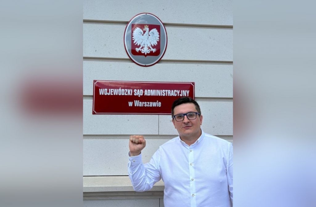 Павел Юшкевіч каля Адміністрацыйнага суда ў Варшаве. 9 ліпеня 2024 года. (Фота: Паўла Юшкевіча)