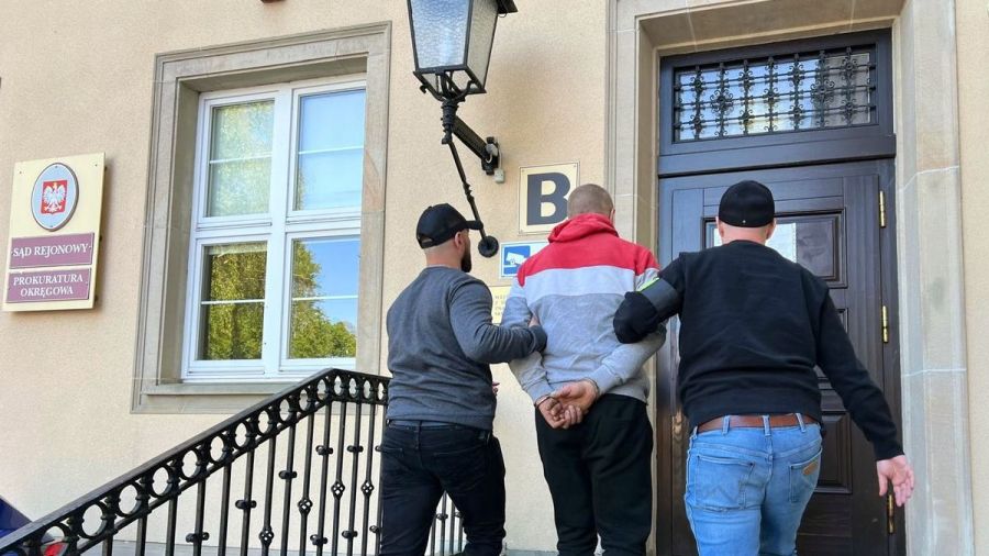 Włamywacz zatrzymany przez policję. 10 zarzutów, straty 140 tys. zł (fot. KMP Koszalin)