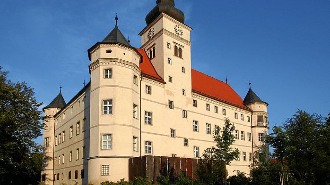 Zamek Hartheim zwany również „zamkiem śmierci”; w 1939 r. zamek został przejęty przez nazistów i zamieniony w miejsce przeprowad Zamek Hartheim zwany również „zamkiem śmierci”; w 1939 r. zamek został przejęty przez nazistów i zamieniony w miejsce przeprowad
