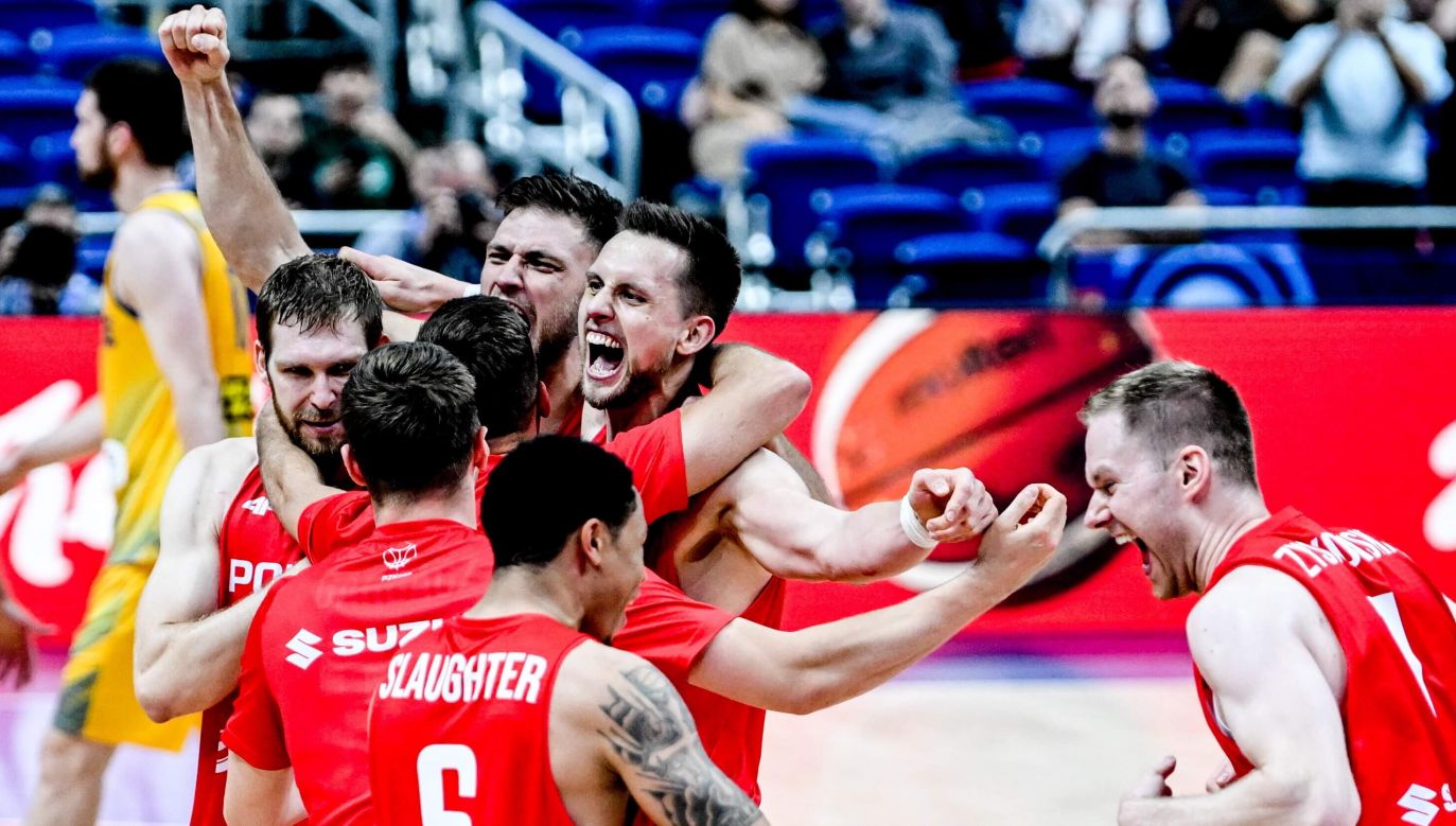 Poland players celebrate after winning the FIBA EuroBasket 2022 round of 16 match between Poland and Ukraine at EuroBasket Arena in Berlin. Photo: PAP/EPA/FILIP SINGER