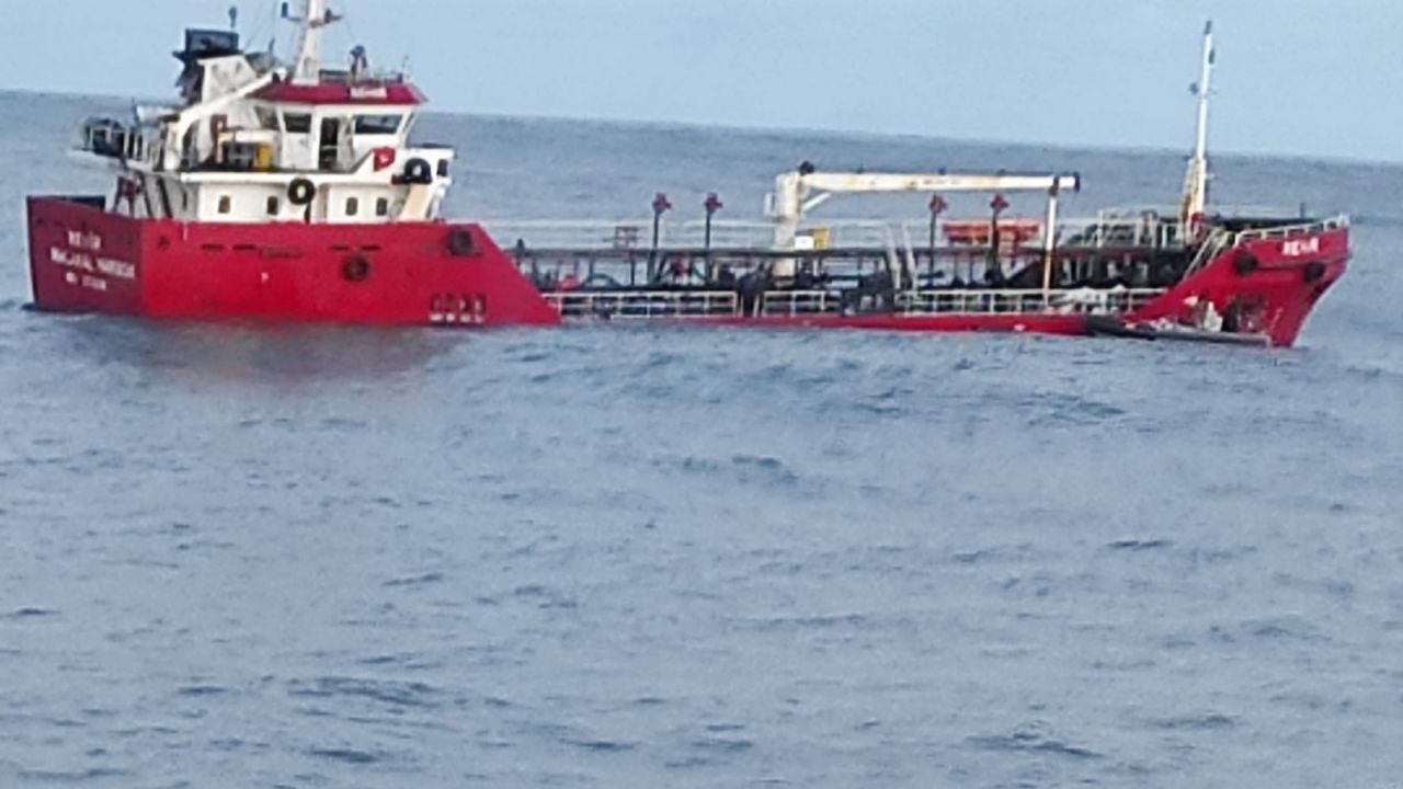 Nehir tonie, po tym jak załoga zalała wodą wszystkie przedziały statku (fot. Guardia Civil)