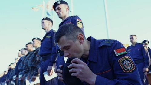 Рытуал уручэння чорных берэтаў