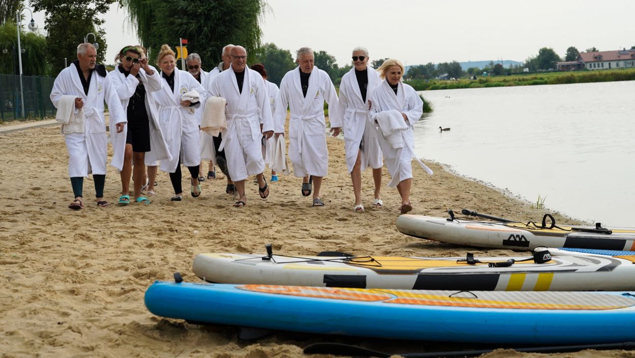 Zaproponowała pływanie na desce SUP, czyli stand up paddling (fot. TVP)