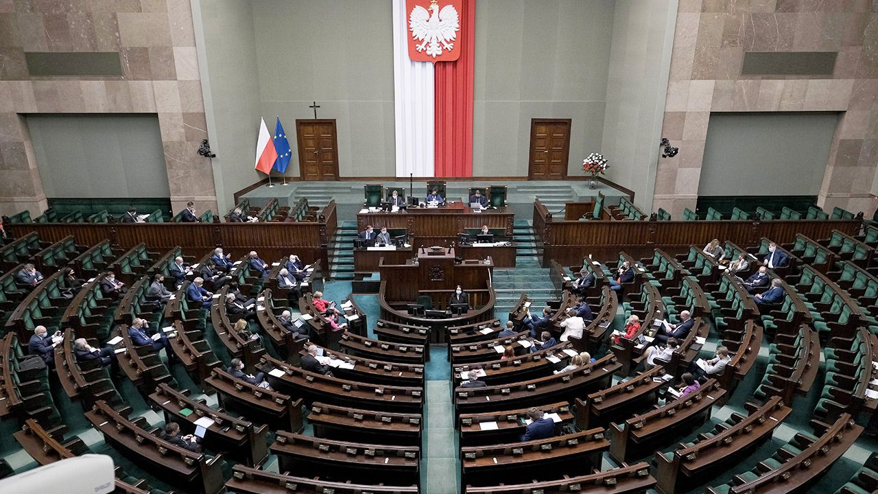 Zjednoczona Prawica liderem sondażu (fot. PAP/Mateusz Marek) Zjednoczona Prawica liderem sondażu (fot. PAP/Mateusz Marek)
