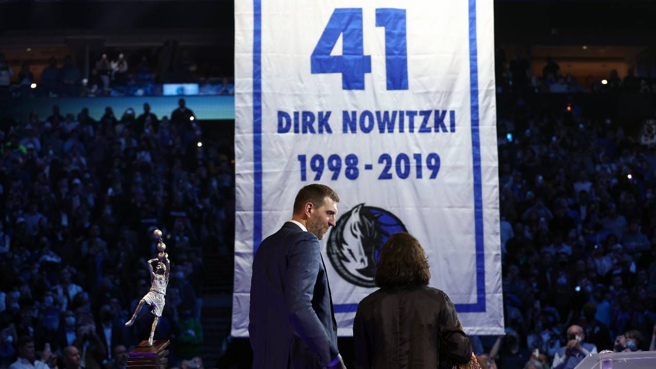 Dirk Nowitzki jako jedyny Europejczyk zdobył ponad 30 tys. punktów w NBA (fot. Tom Pennington/Getty Images)